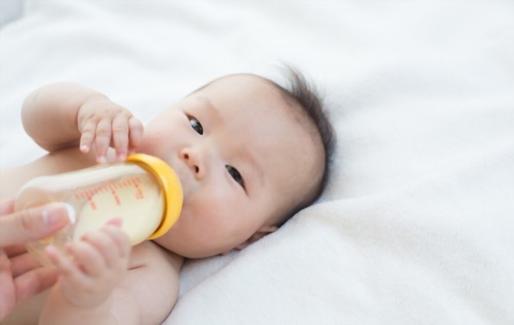 Cách tính lượng sữa cho bé từ 0 đến 6 tháng tuổi