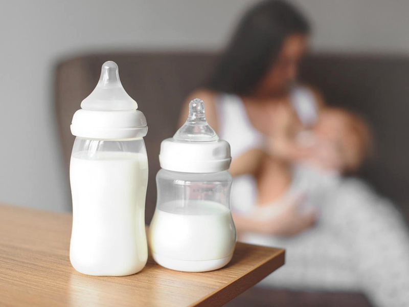 Cho trẻ uống xen kẽ 2 loại sữa công thức được không?