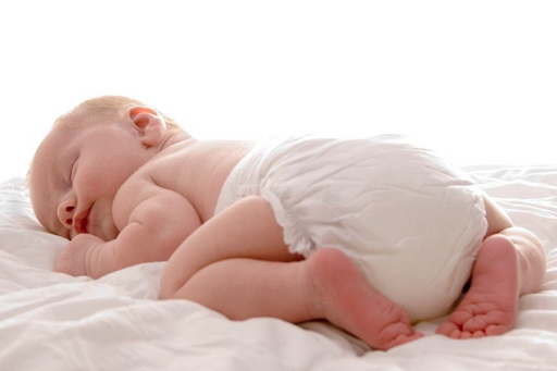 [GIẢI ĐÁP] Có nên thay bỉm cho bé khi đang ngủ không?