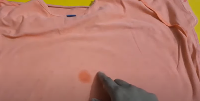 Cách loại bỏ vết dầu máy trên quần áo với hai phương pháp siêu đơn giản