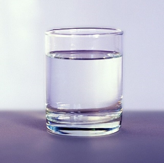 Nước gì có thể thay thế nước ngâm lens? Cách chữa cháy cho bạn